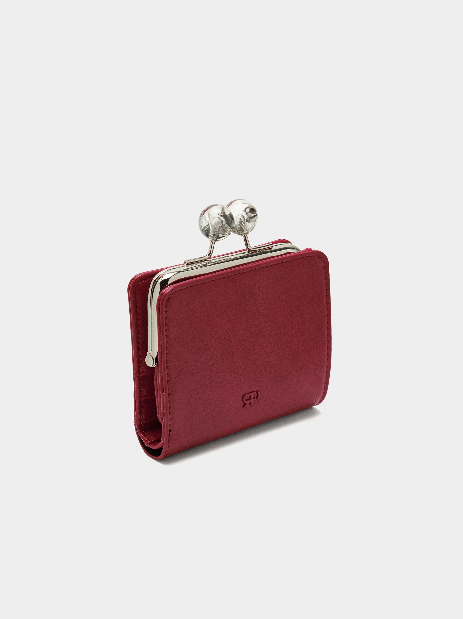 Porta-moedas com tachas e fecho de boquilha