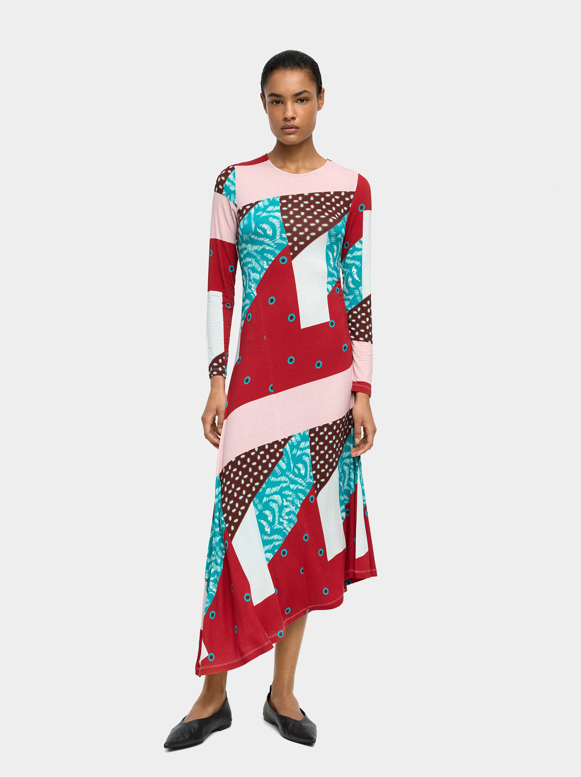 Vestido assimétrico e estampado