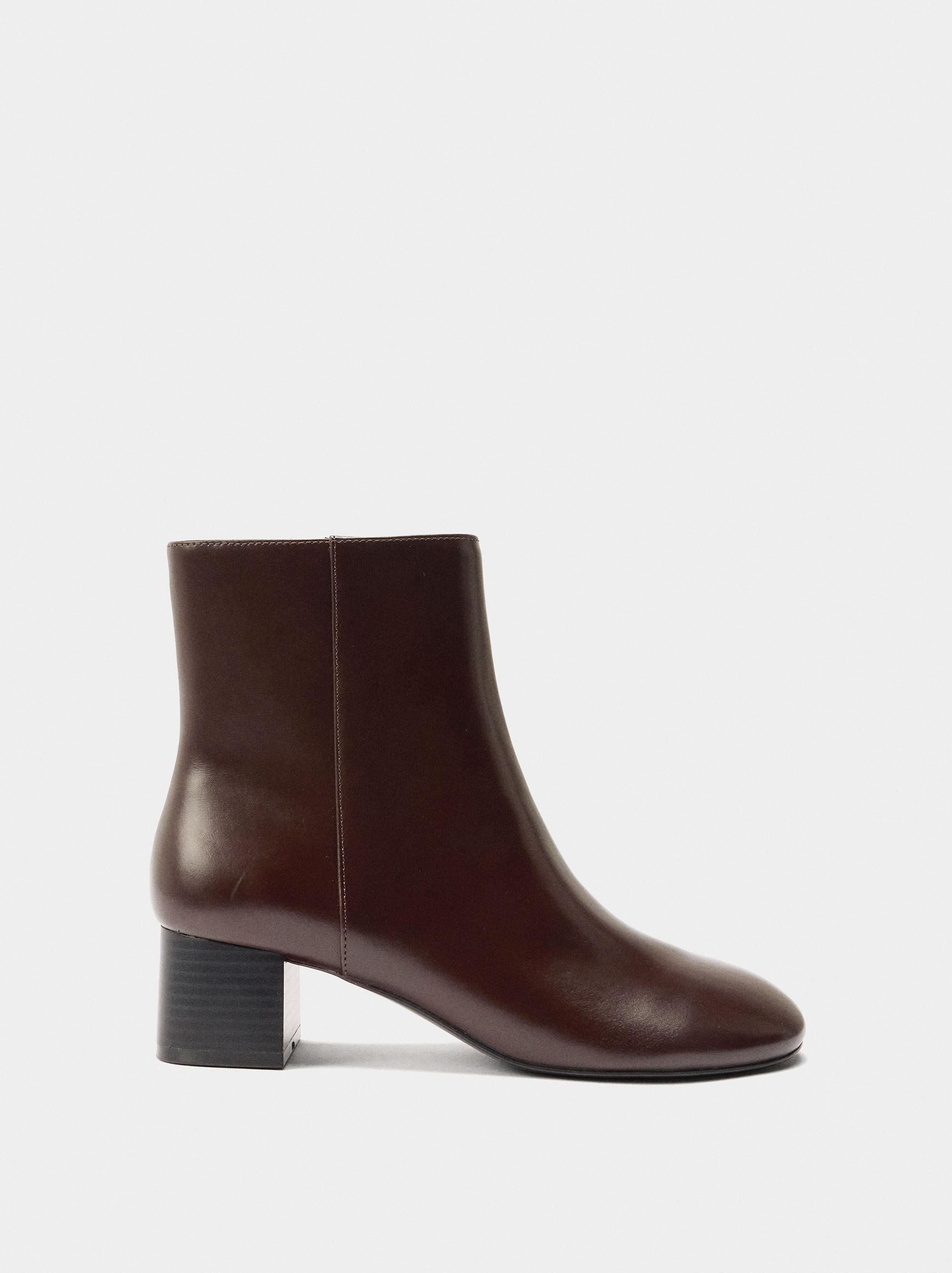 Botins lisos de tacão largo
