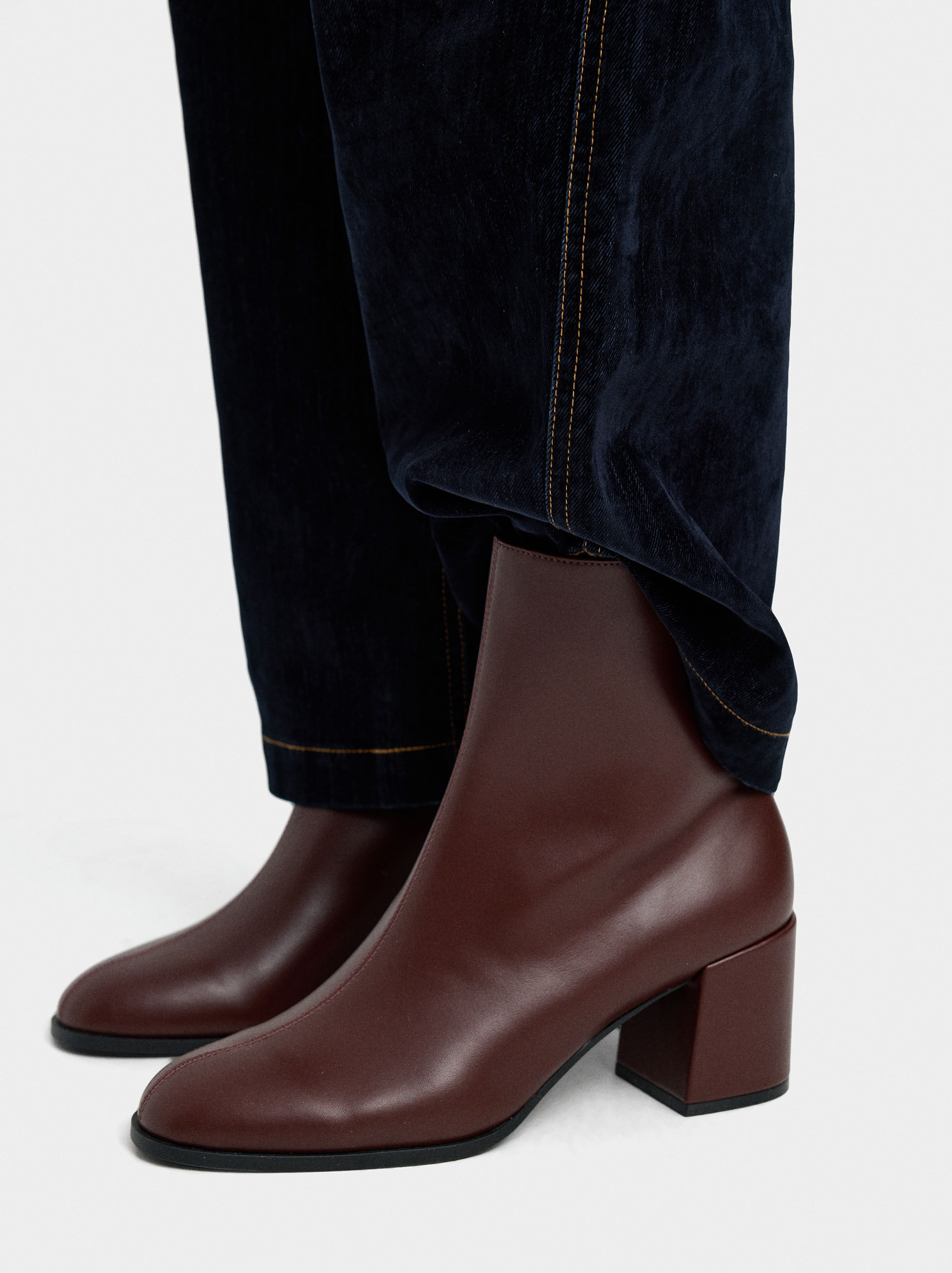 Botins tacão largo com pespontos