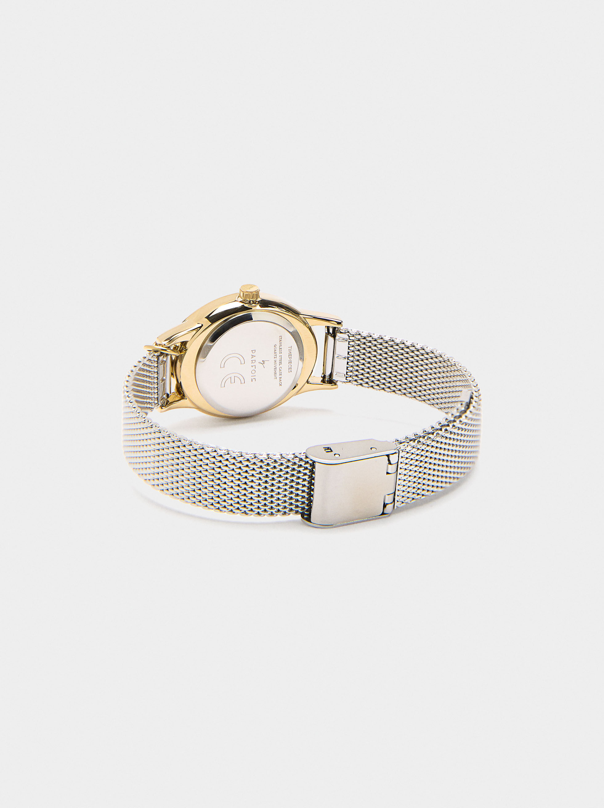 Relógio pulseira de malha metálica com charm