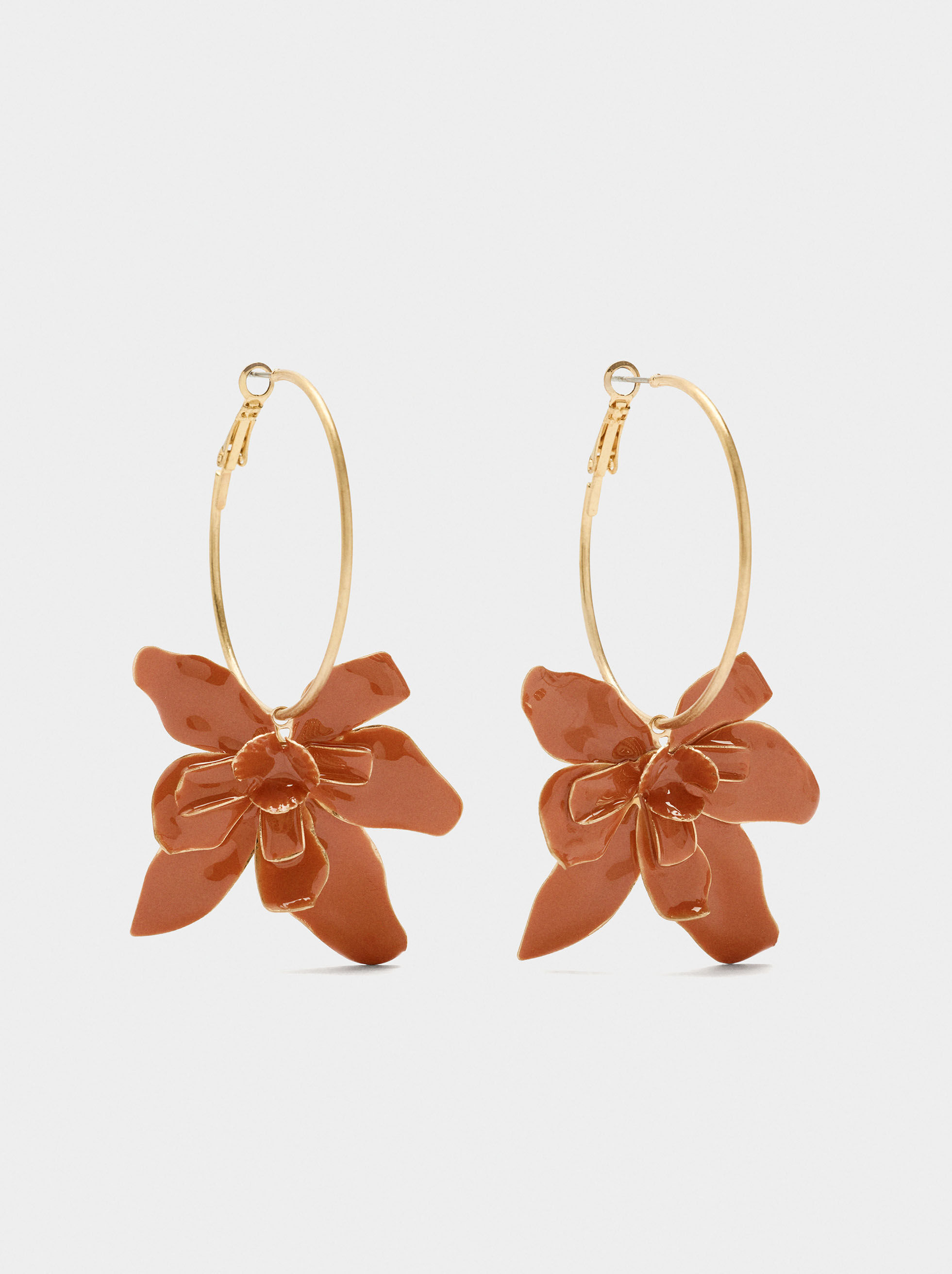 Argolas com flor esmaltada