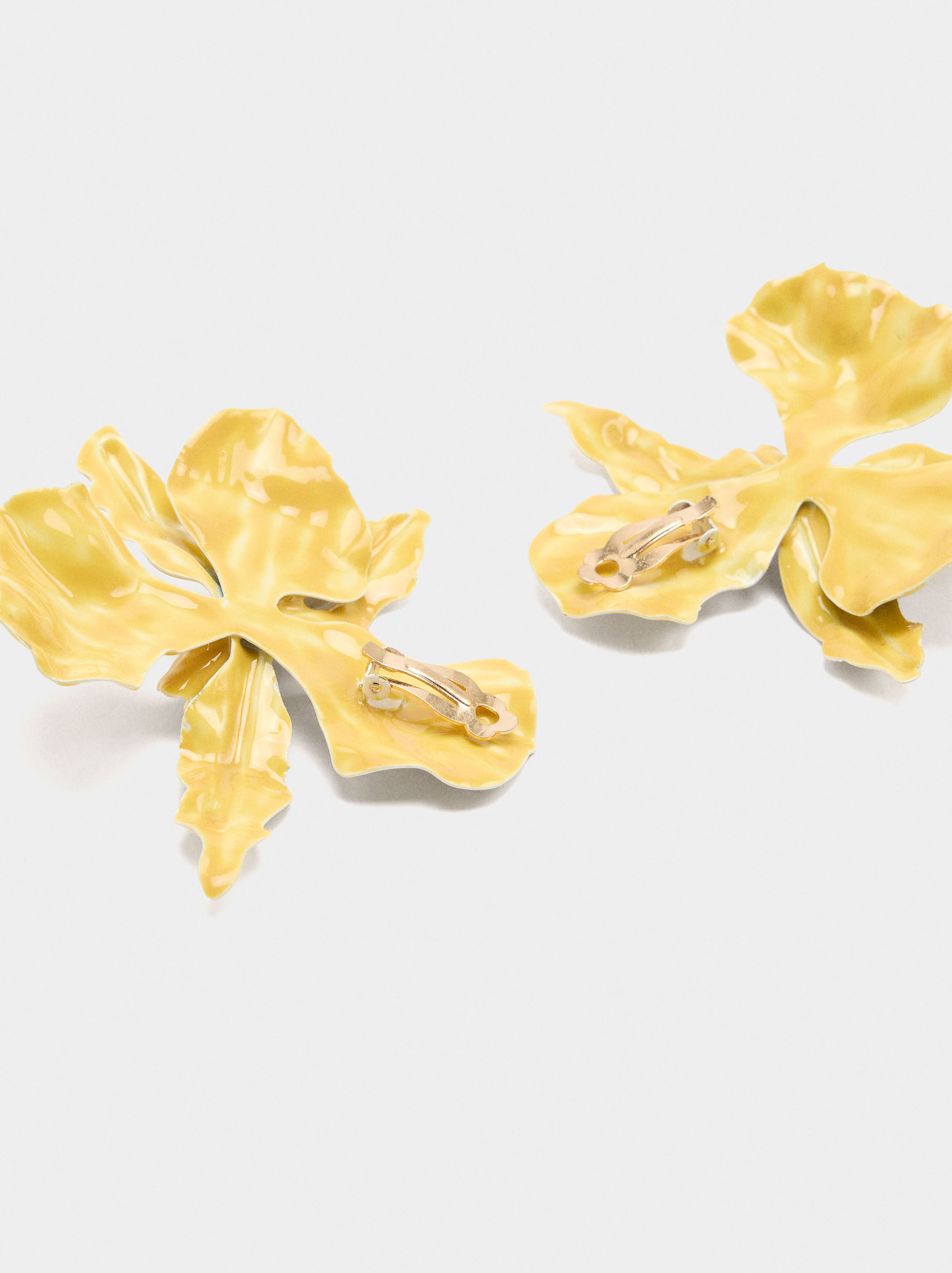 Brincos maxi flor com esmalte