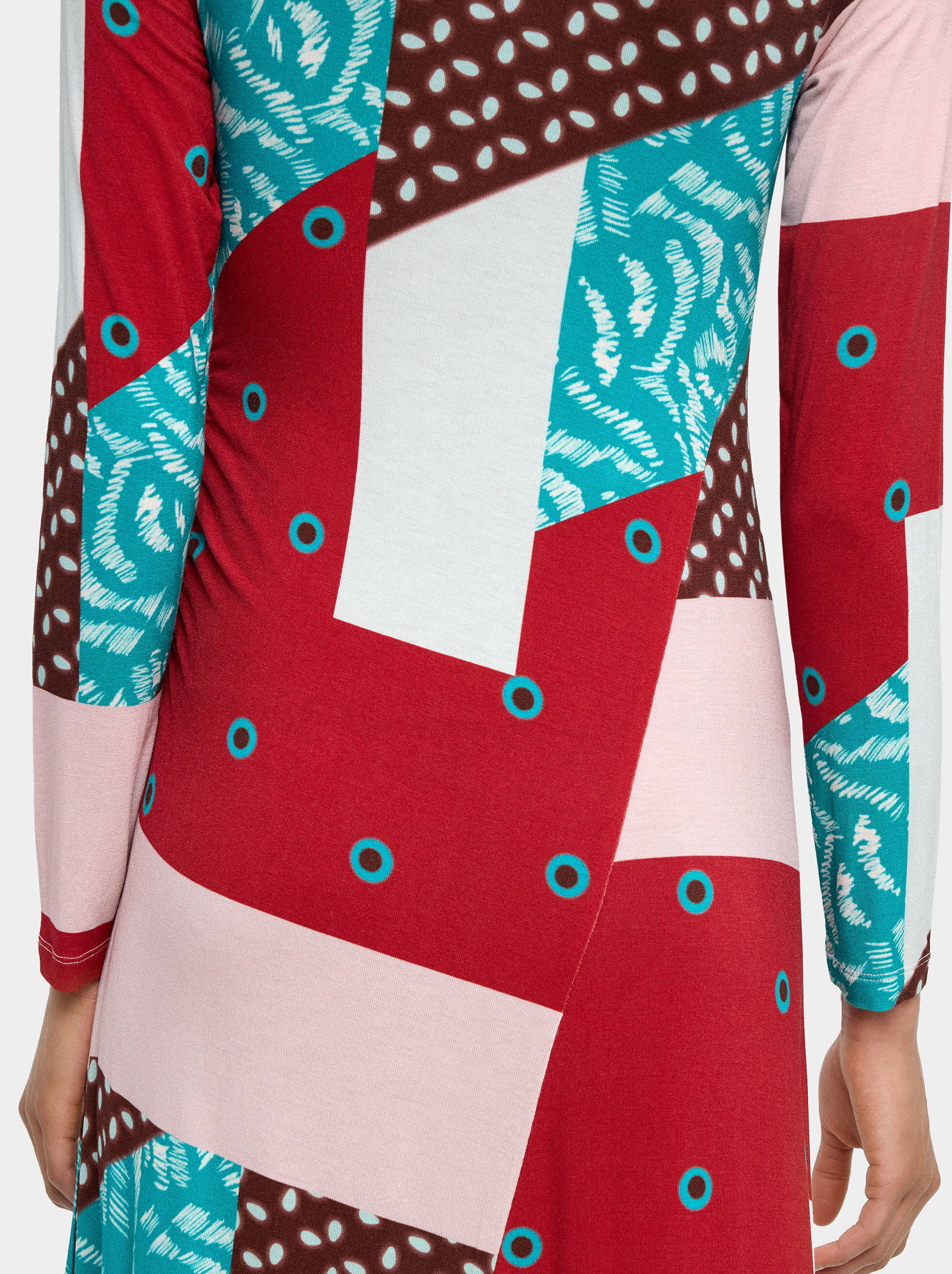 Vestido assimétrico e estampado