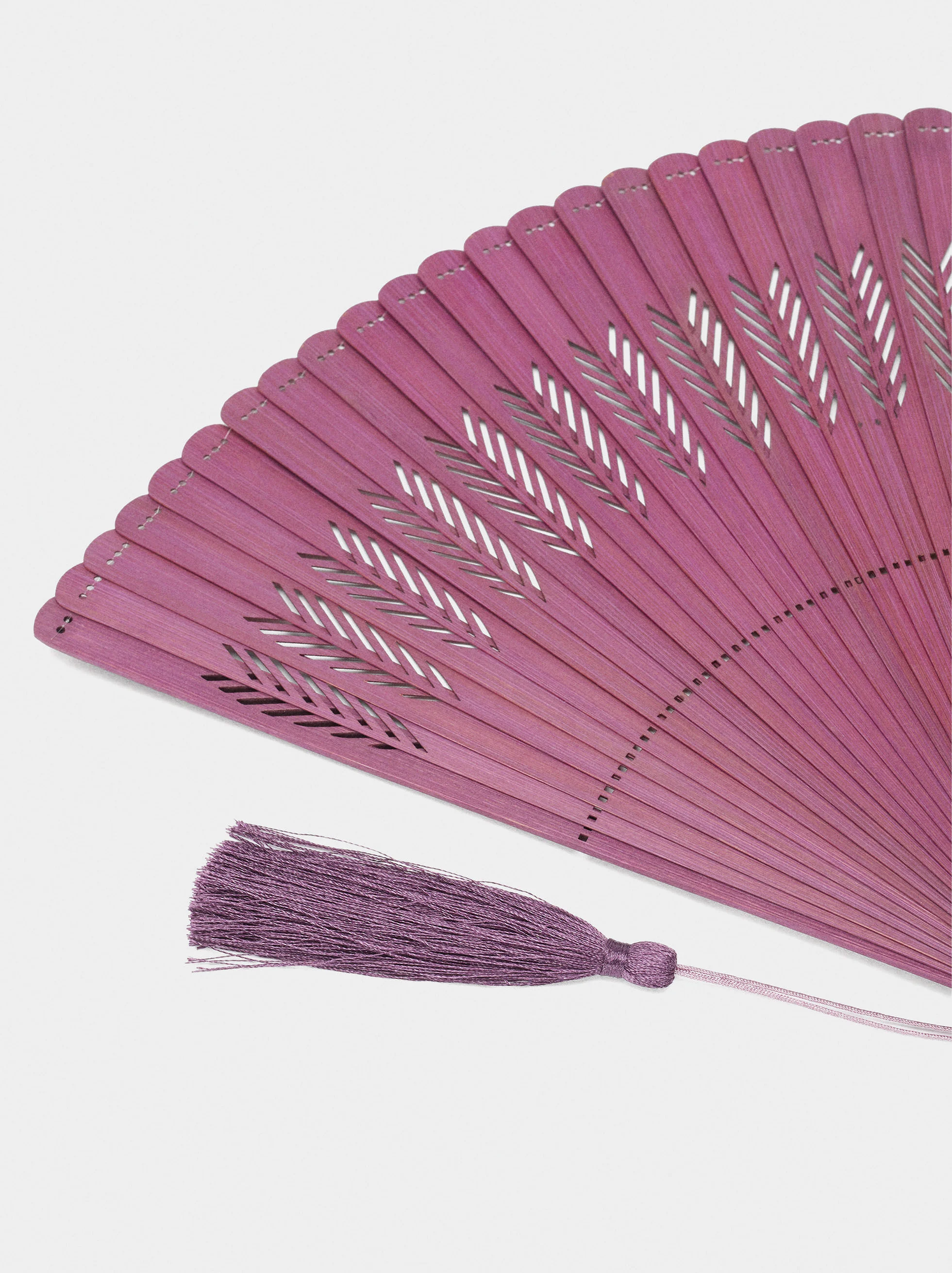 Leque perfurado com pendente