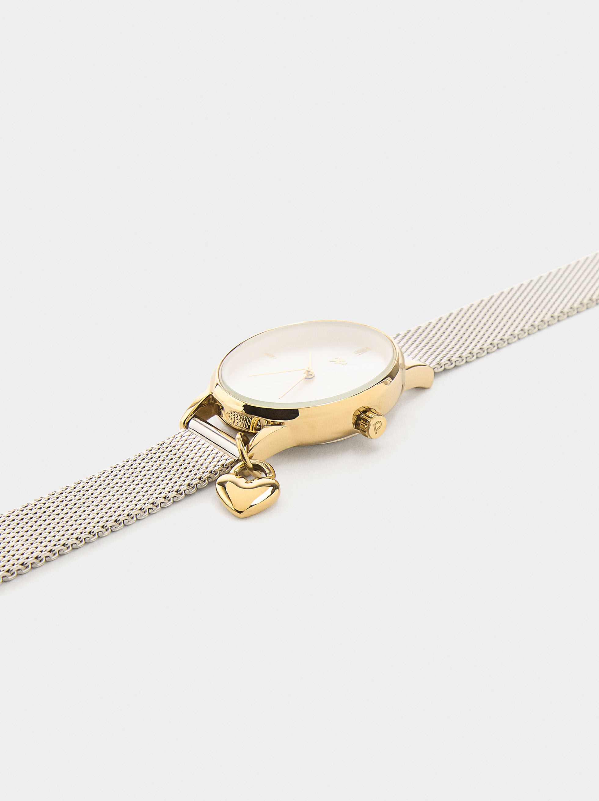 Relógio pulseira de malha metálica com charm