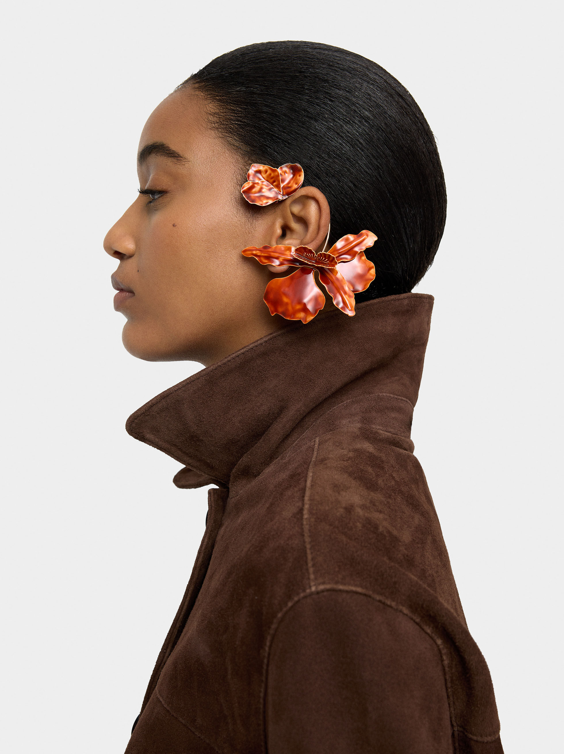 Brinco earjacket com flores esmaltadas