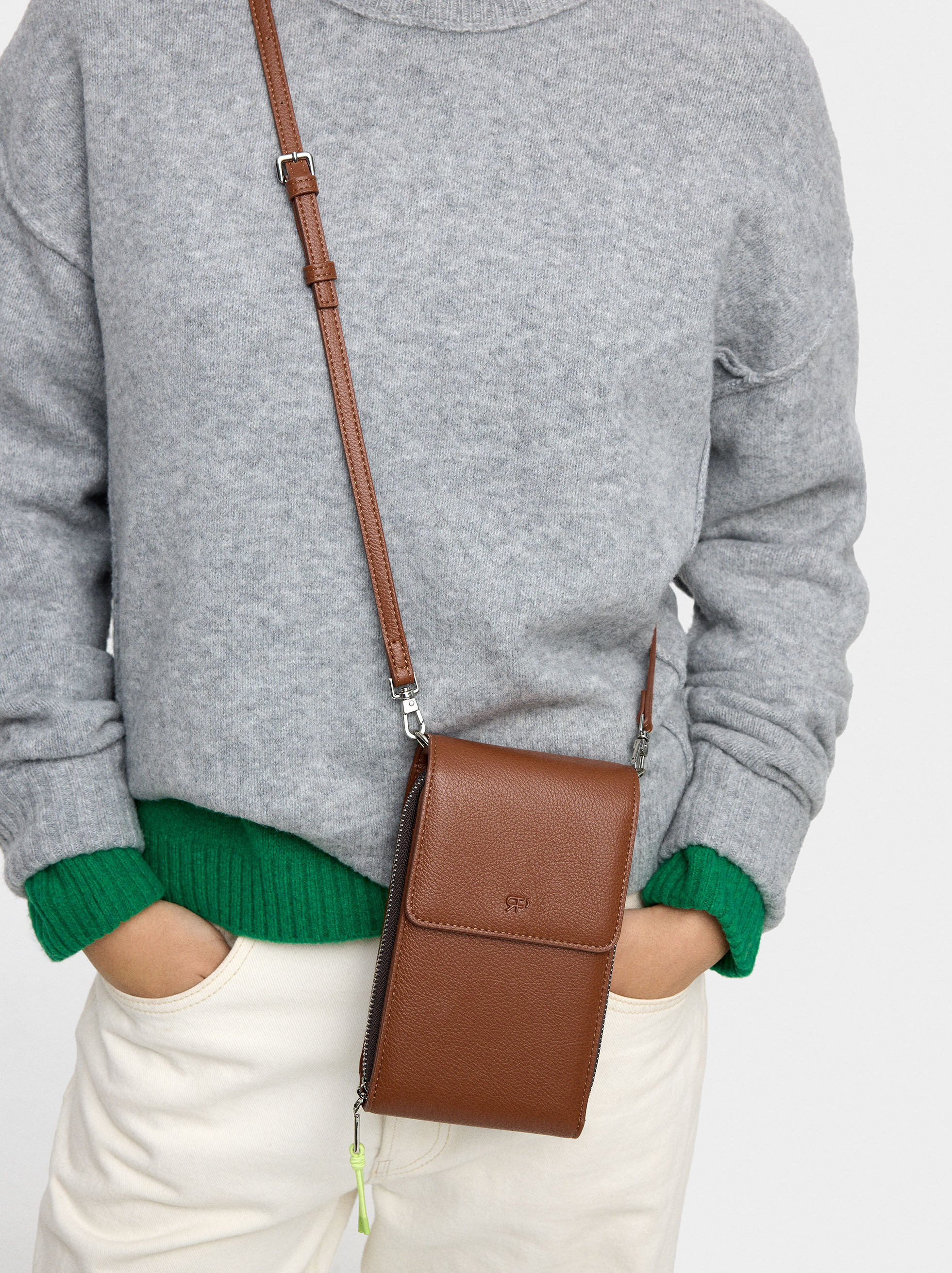 Bolsa para telemóvel com textura e aba