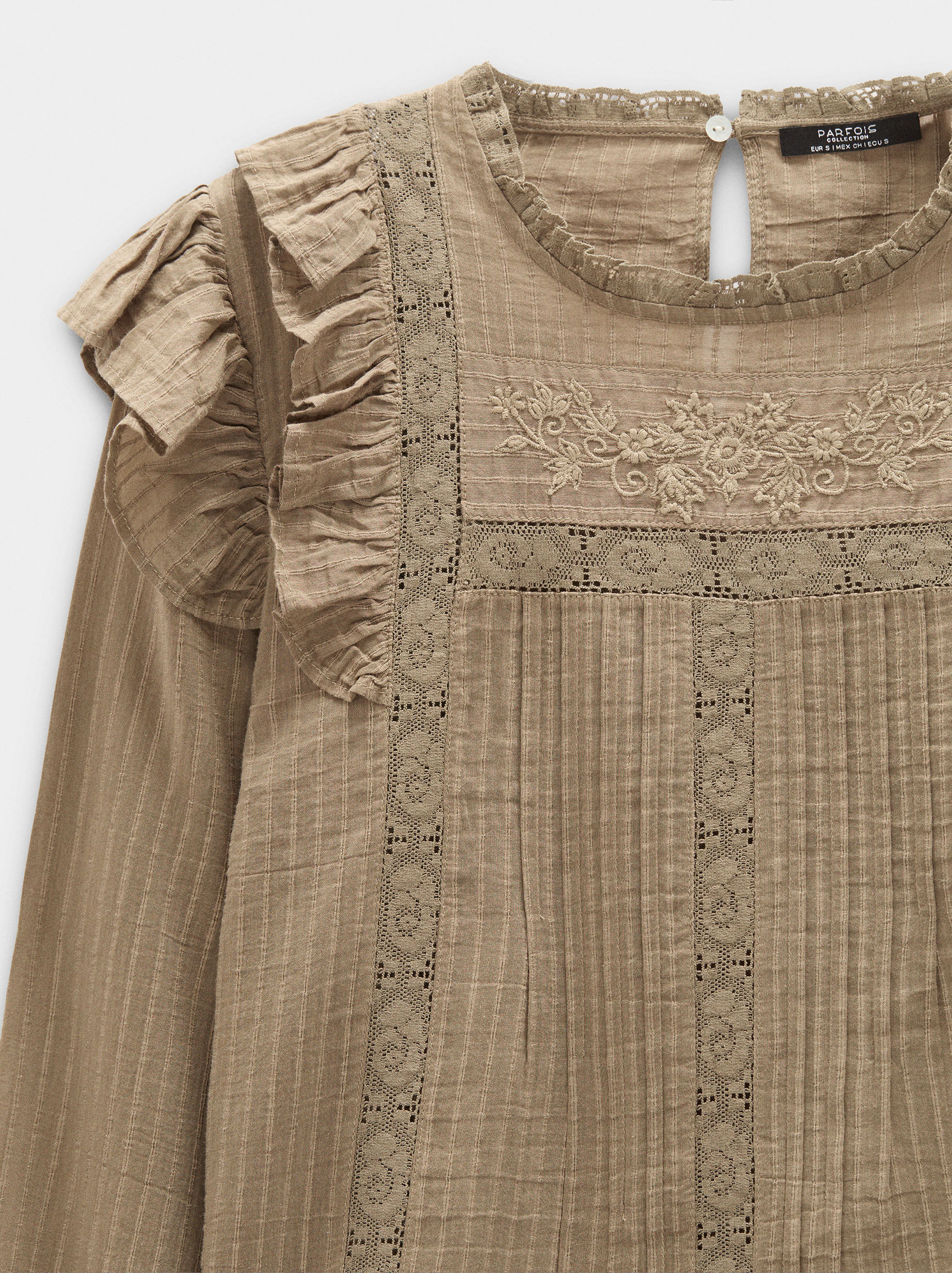 Blusa com bordados e folhos