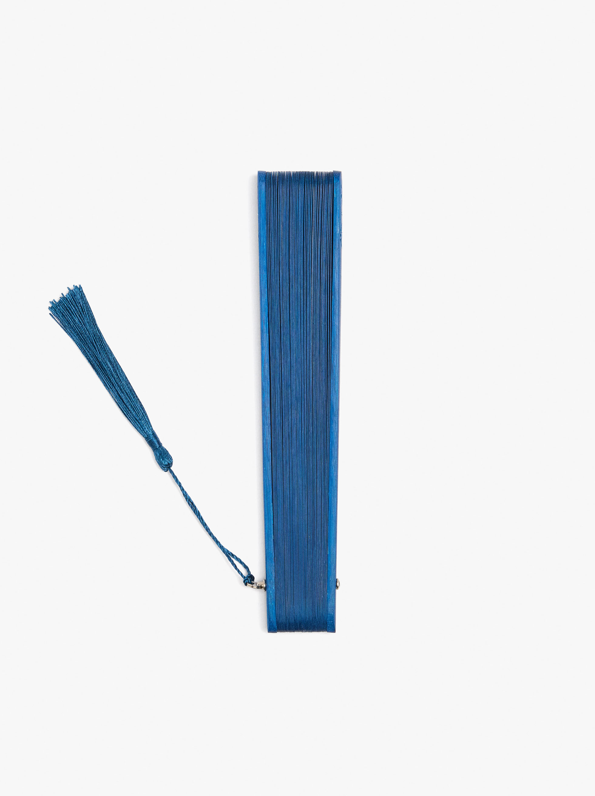 Leque de bambu com perfurações