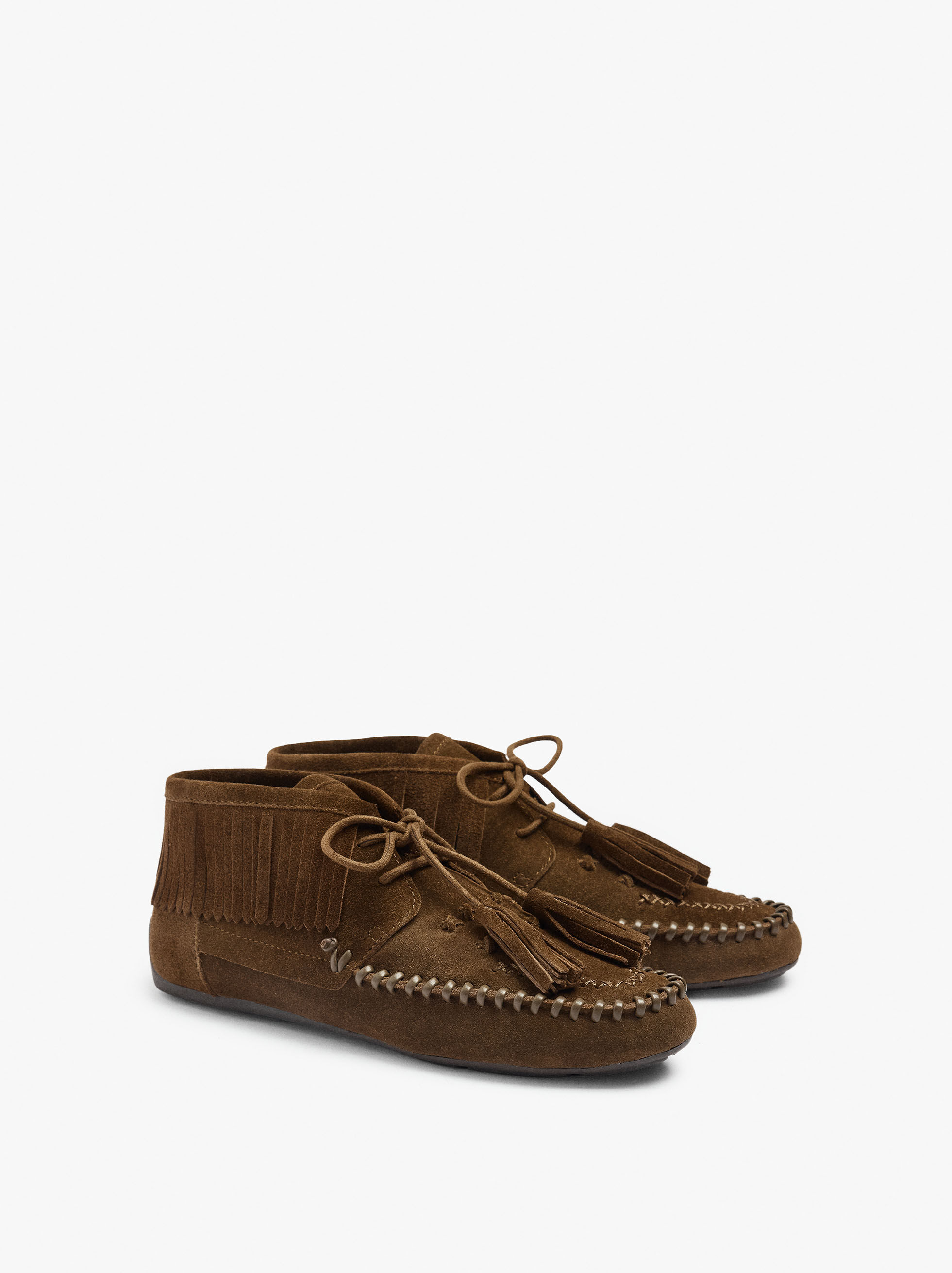 Botins de pele rasos com franjas