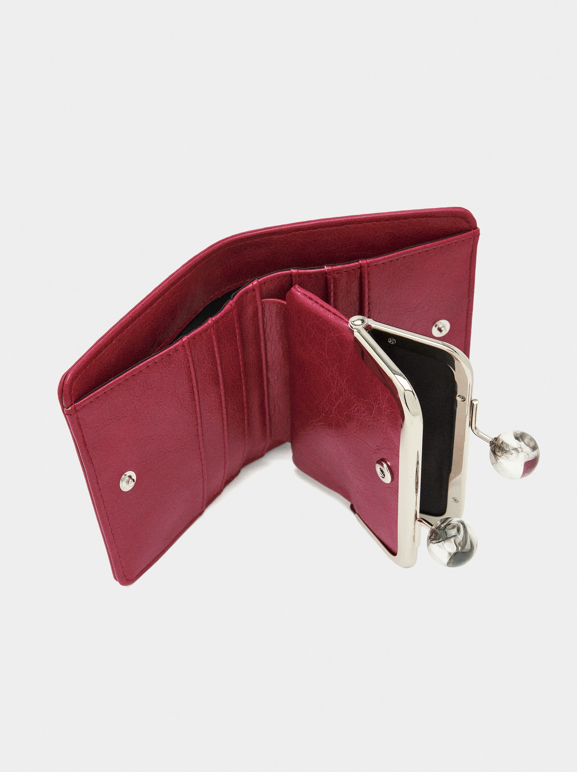 Porta-moedas com tachas e fecho de boquilha