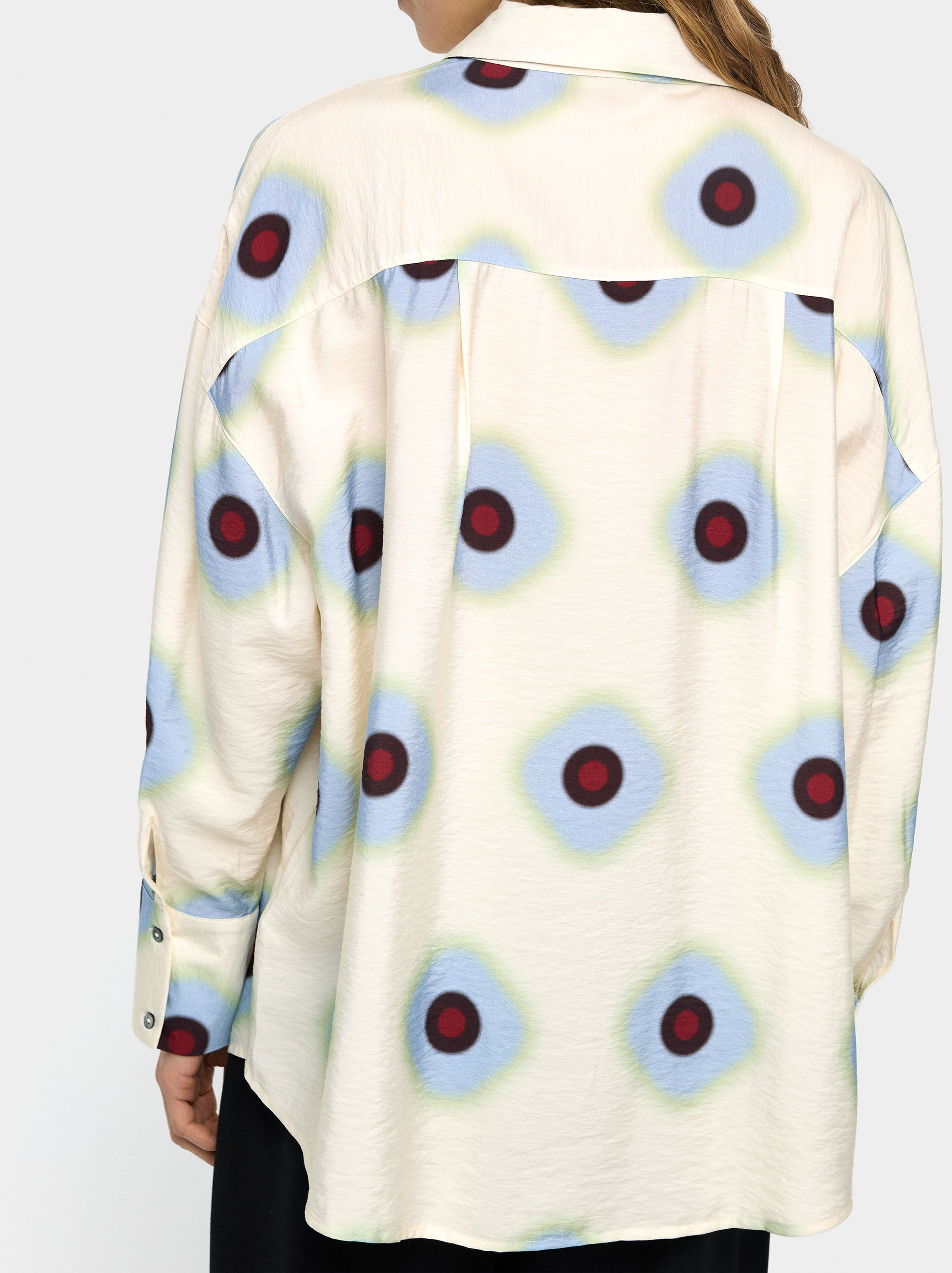 Camisa com estampado de círculos