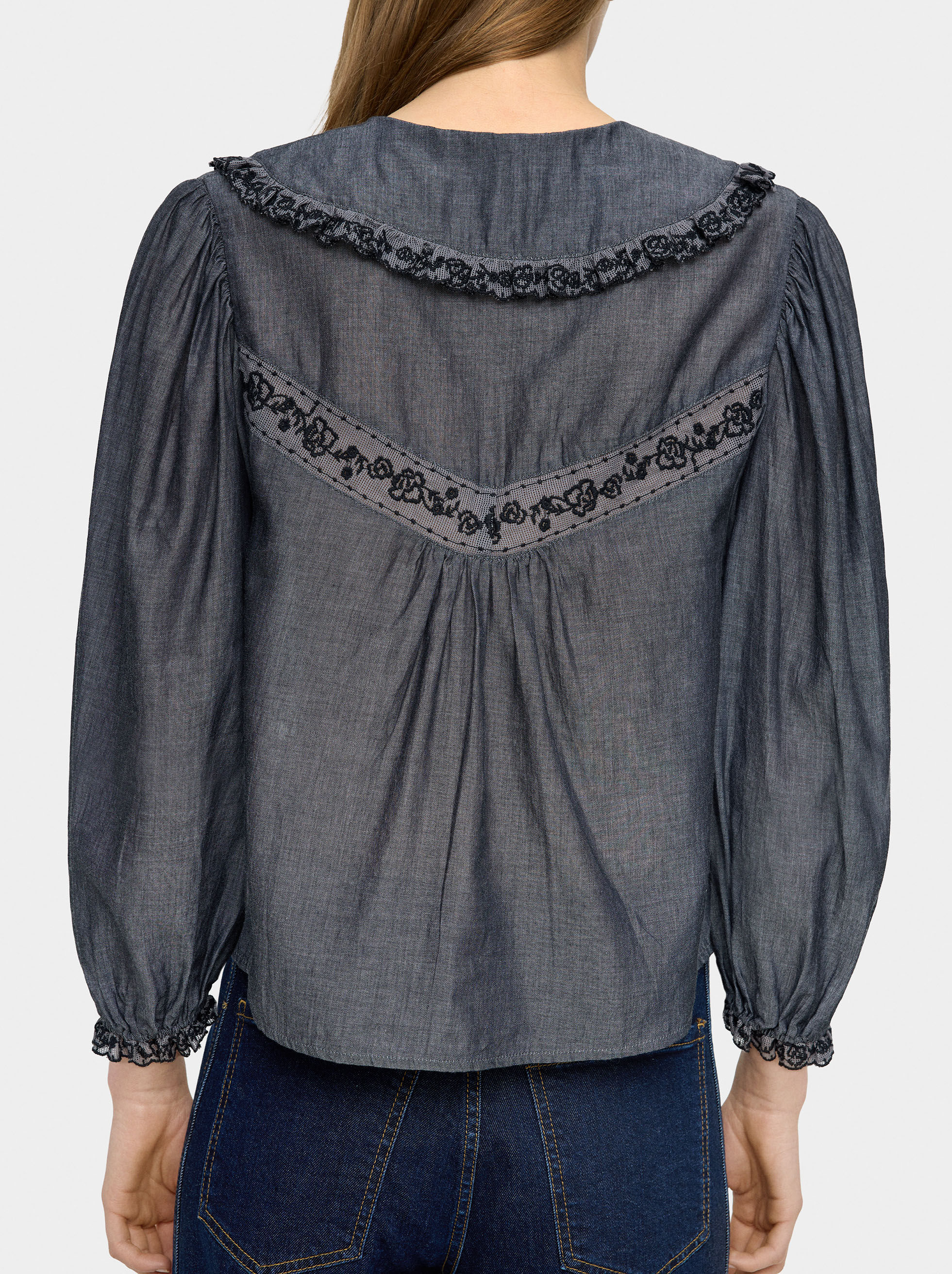 Blusa com bordados 100% algodão