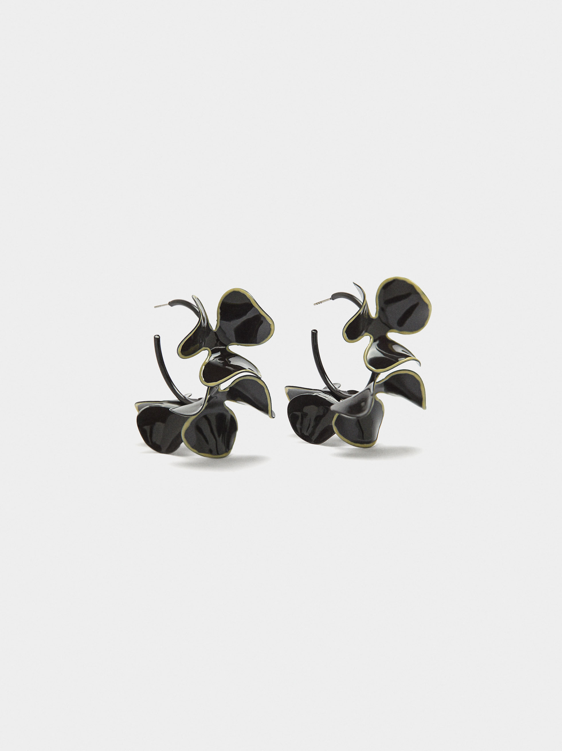 Argolas com flores esmaltadas
