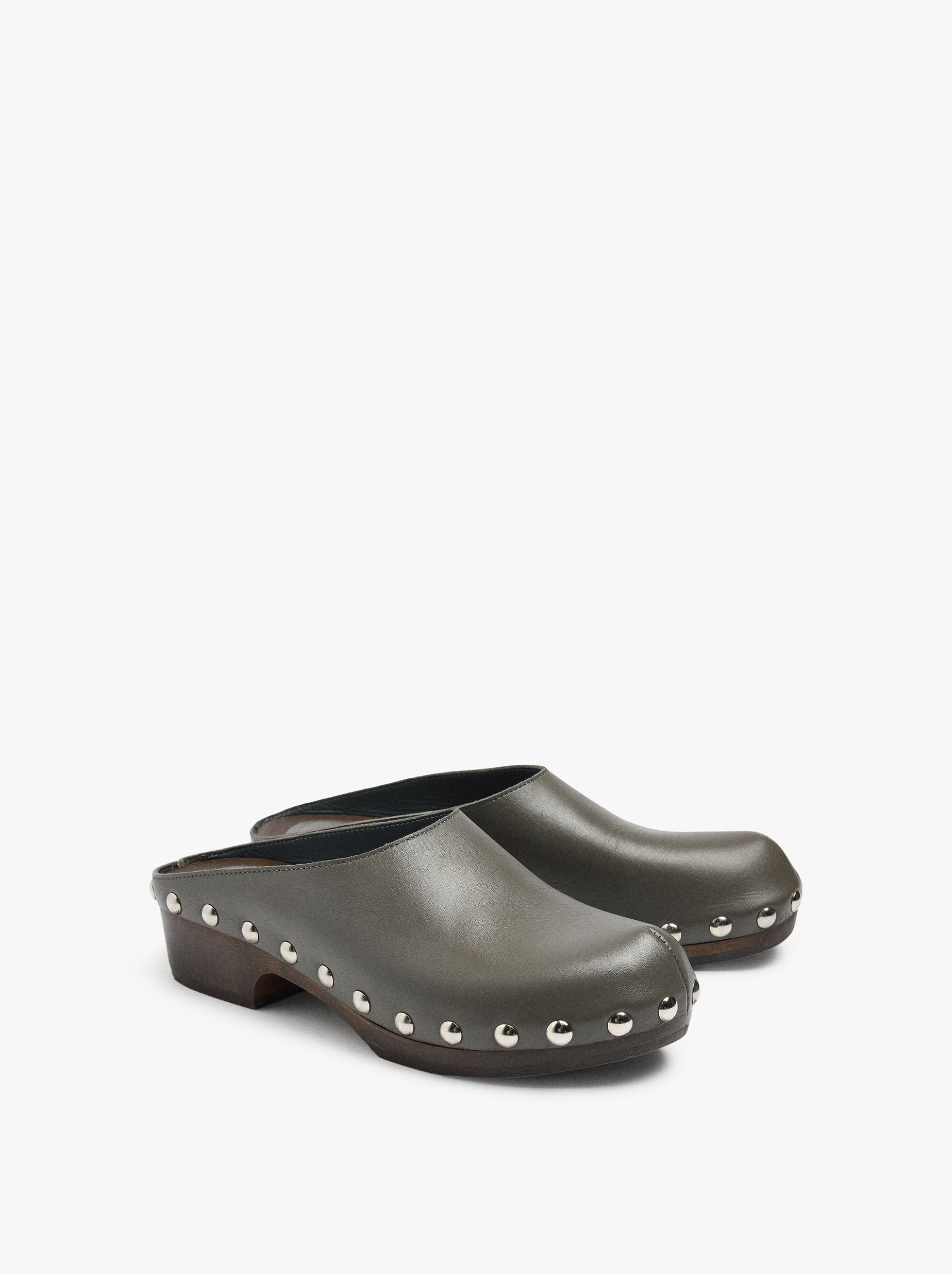 Socas de pele com tachas