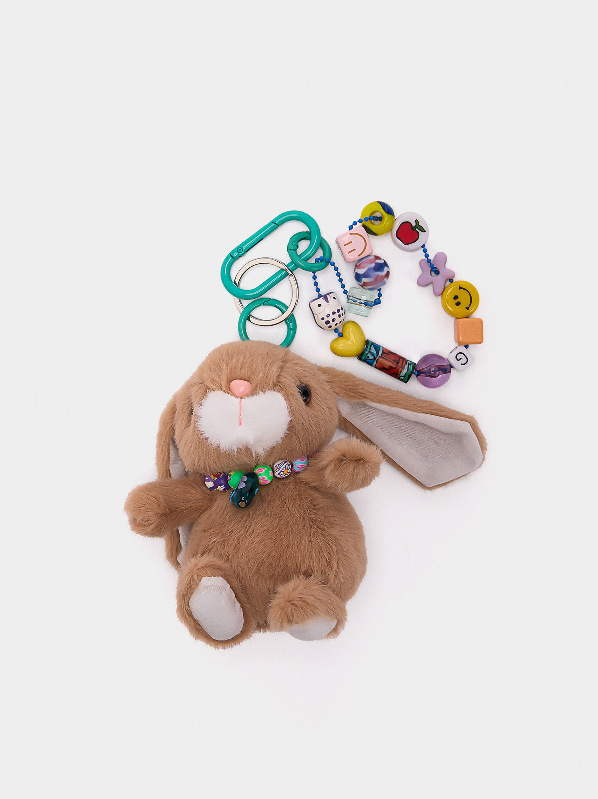 Porta-chaves charm coelho e missangas multicor