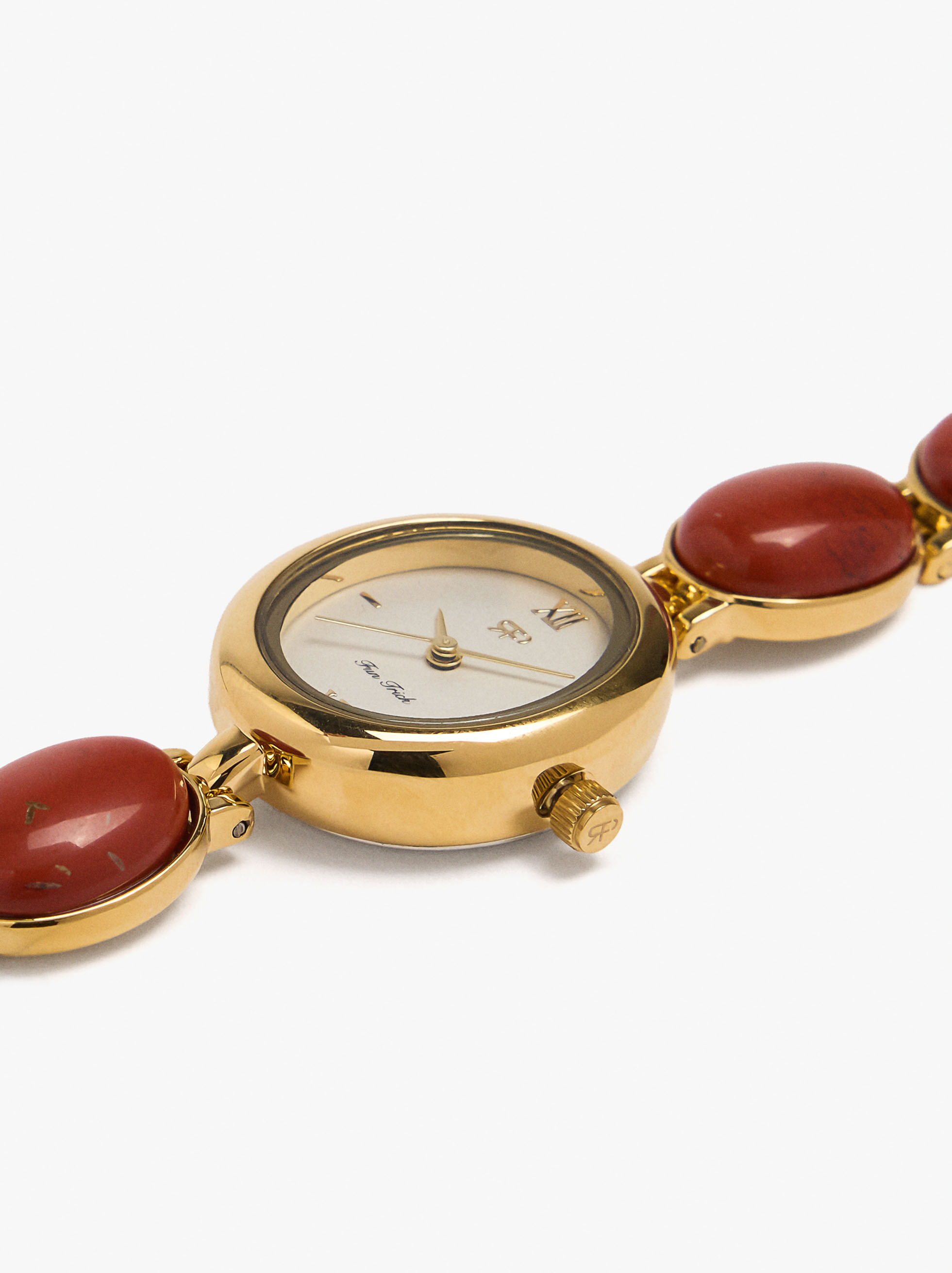 Relógio oval com pulseira de pedras