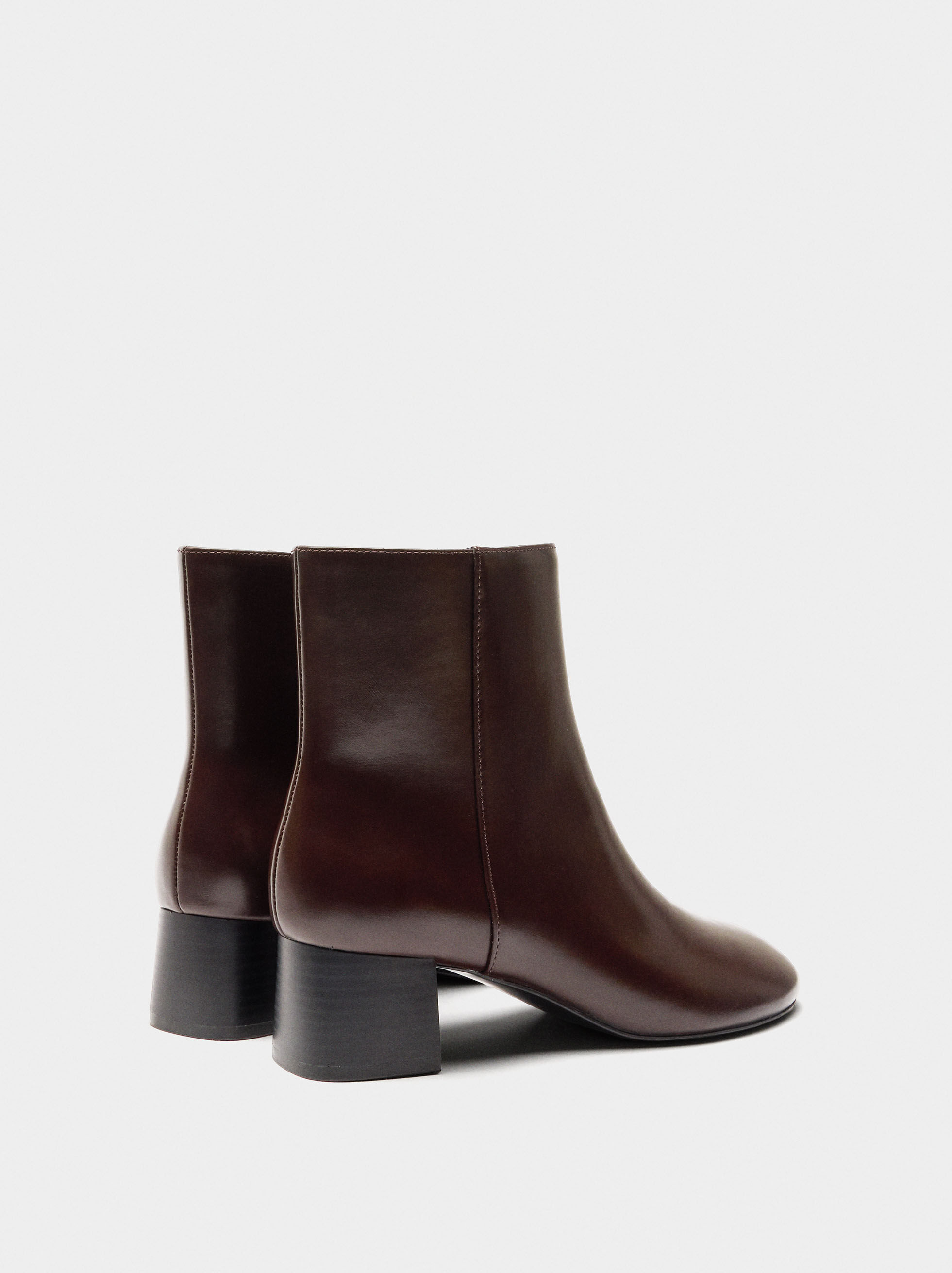 Botins lisos de tacão largo