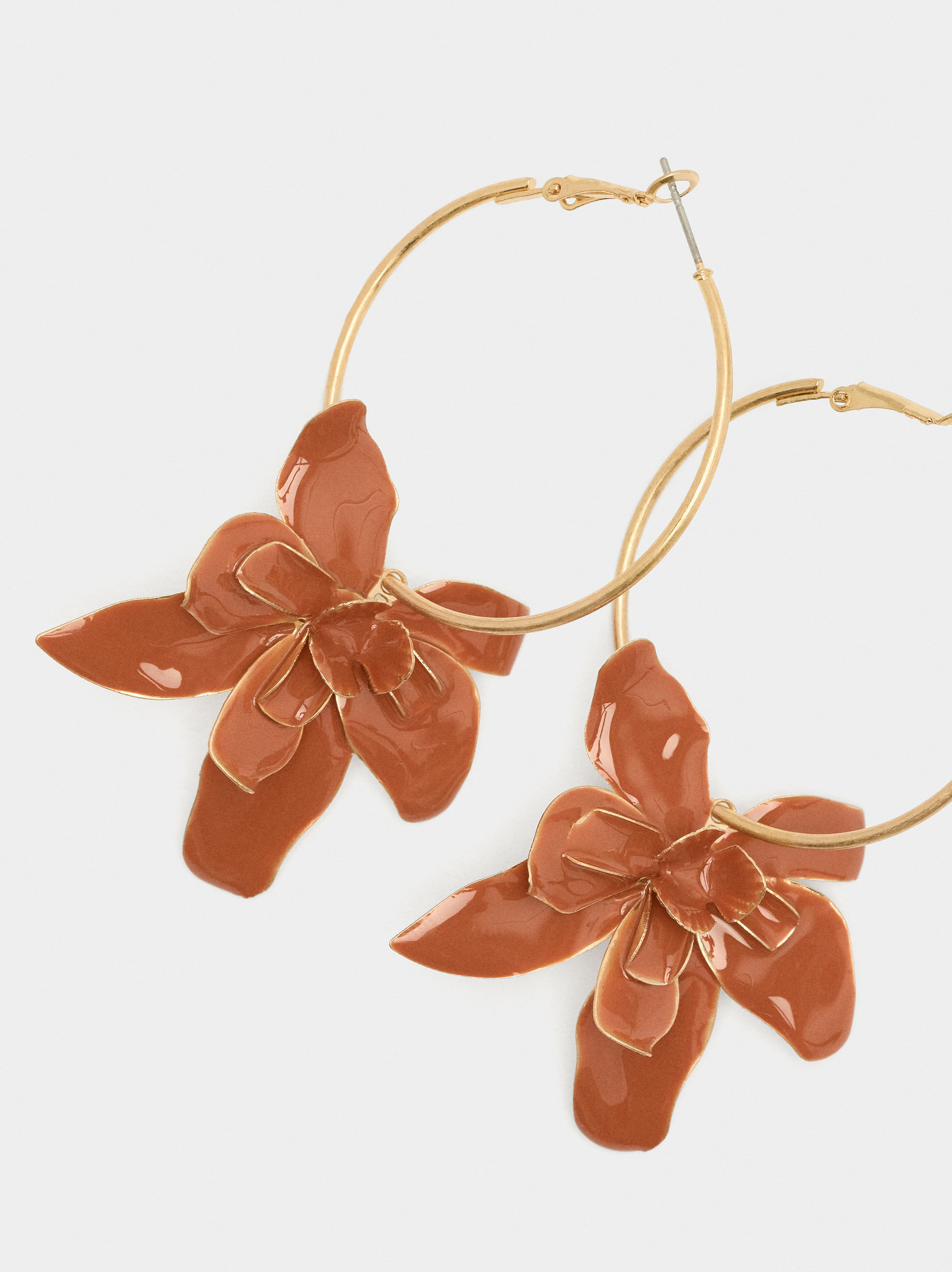 Argolas com flor esmaltada