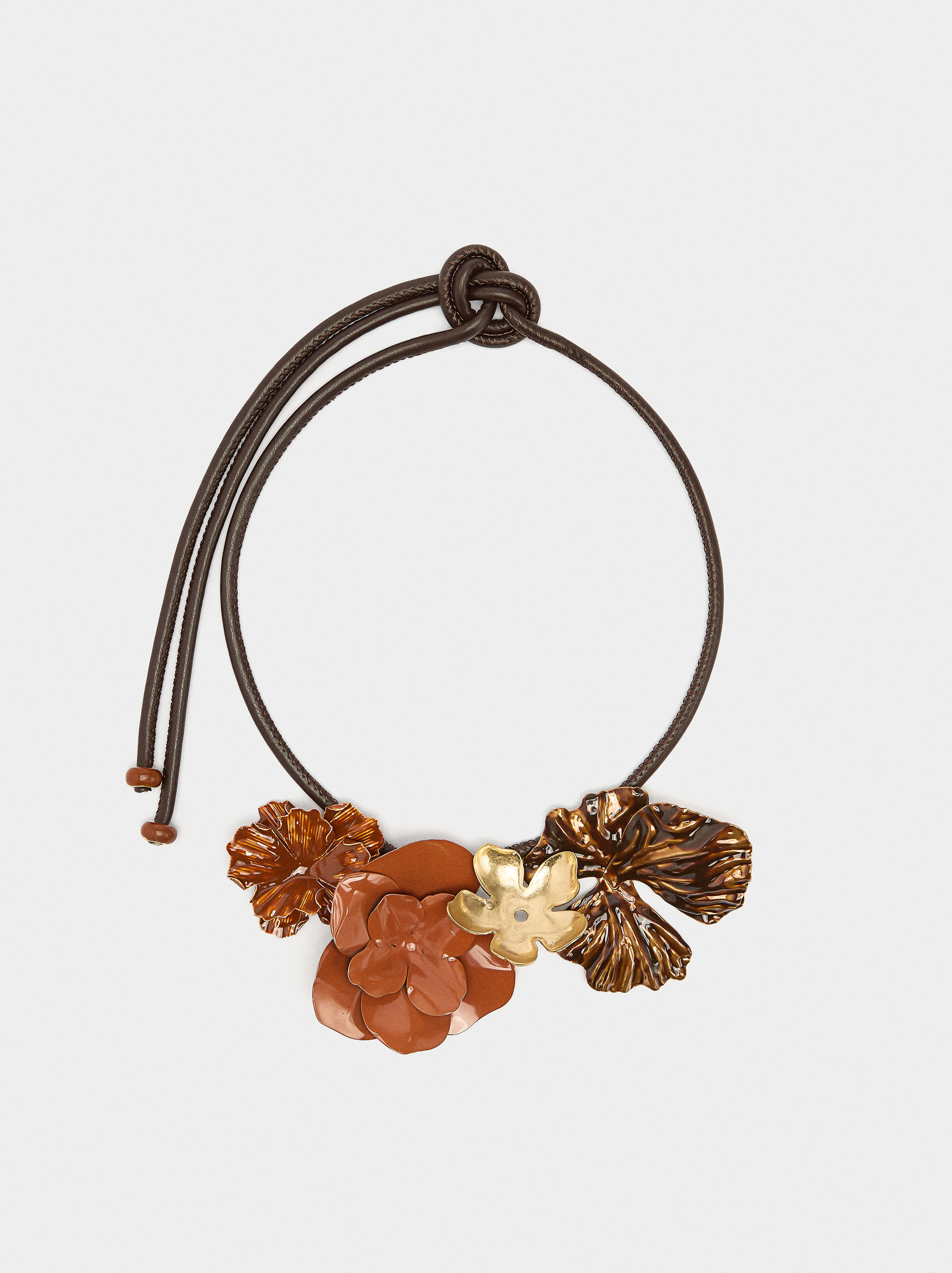 Colar de cordão com flores esmaltadas