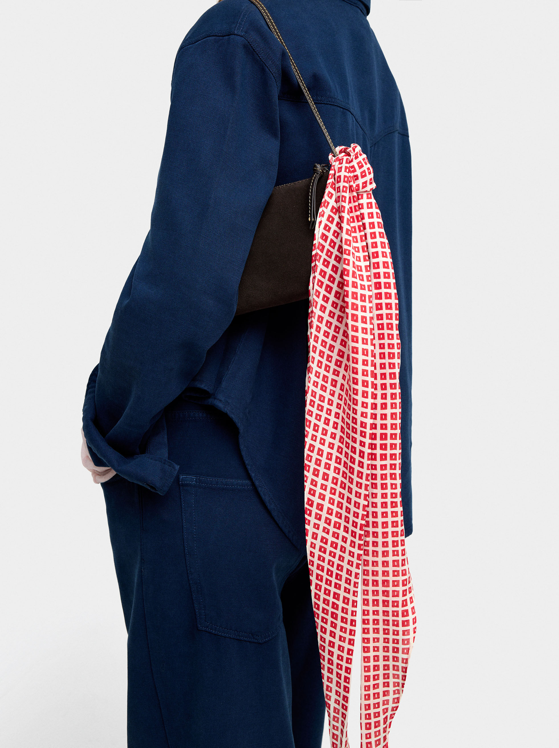 Lenço triangular estampado com missangas