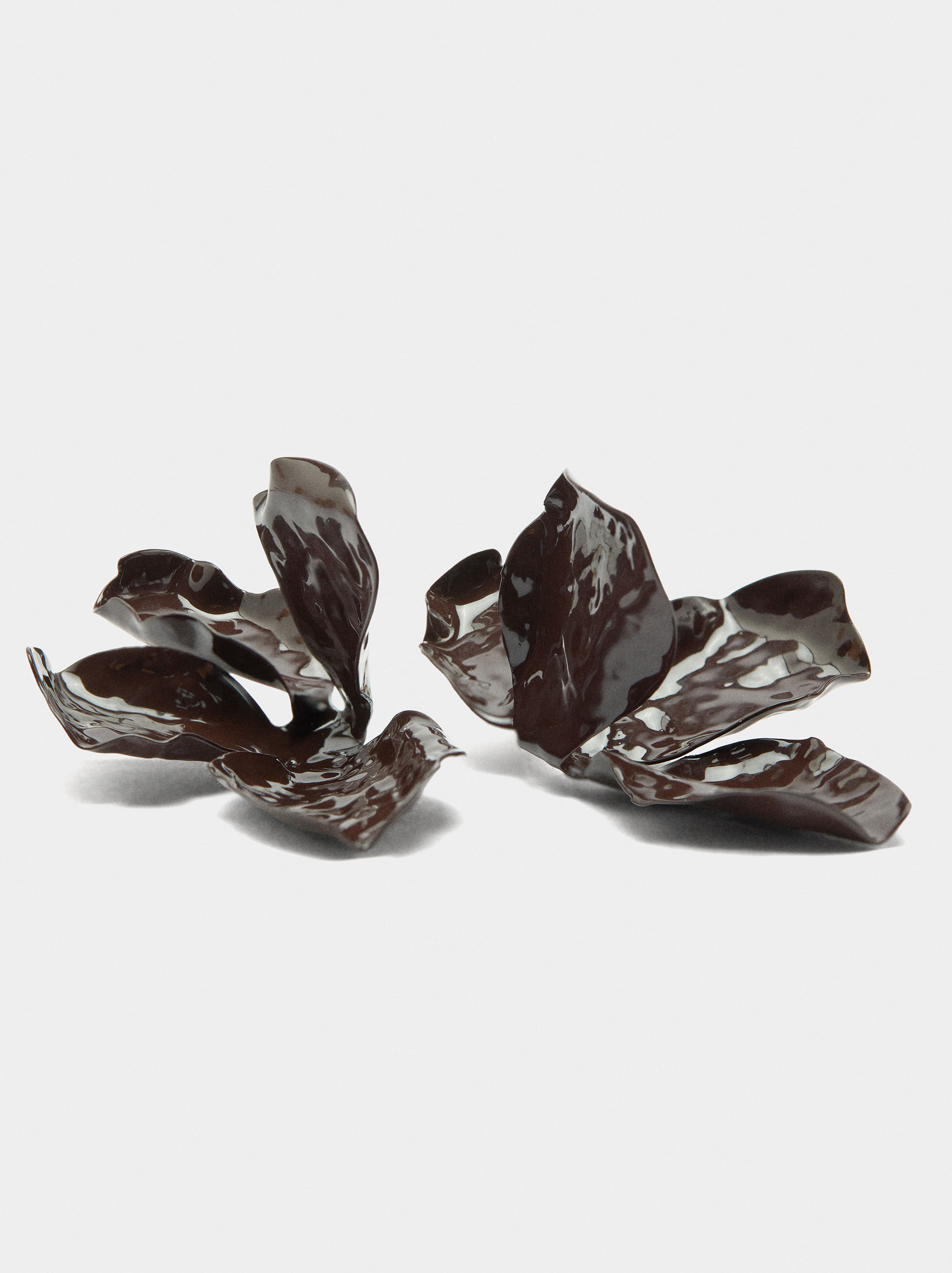 Brincos meia flor com relevo