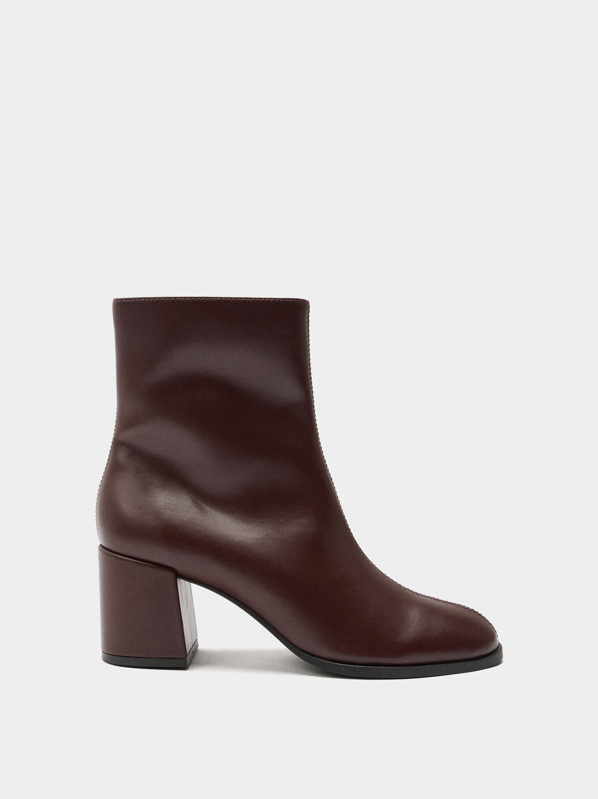 Botins tacão largo com pespontos
