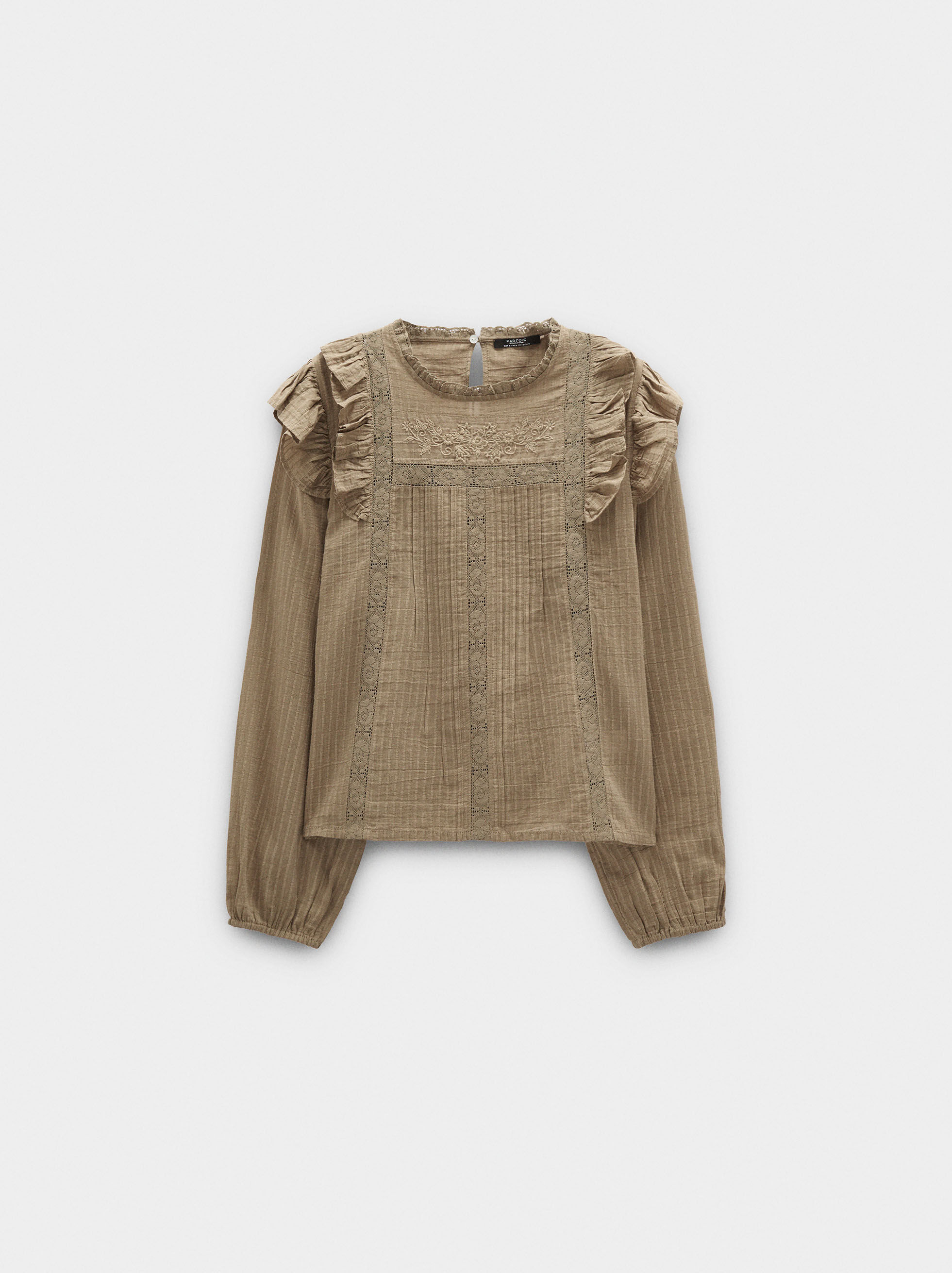 Blusa com bordados e folhos