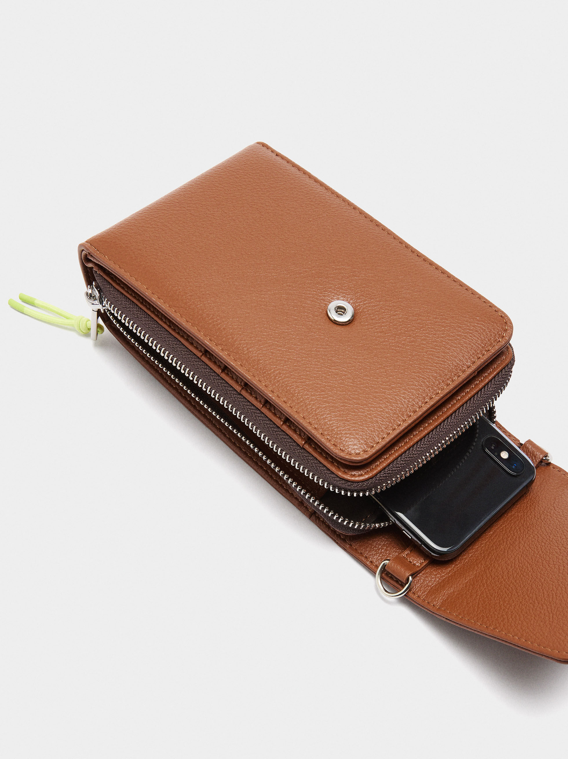 Bolsa para telemóvel com textura e aba